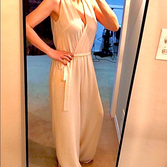 🆕Gorgeous crepe cream jumpsuit❤️New with tags⭐️ - Picture 4 of 10